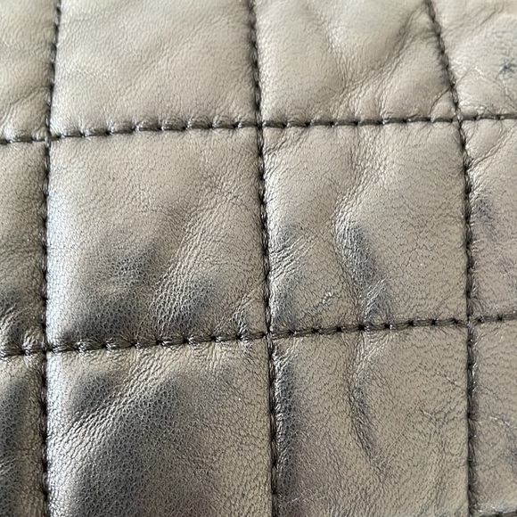 DKNY QUILTED LEATHER BLK TOTE - Picture 2 of 6